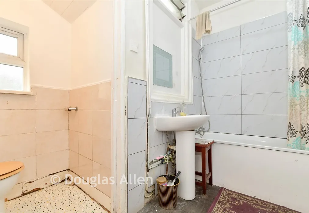 Bathroom - Halley Road, London - Wards of Kent