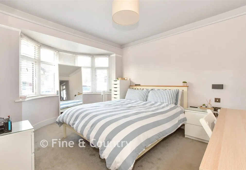 Bedroom 2 - Queens Road, Newport, Isle of Wight - Wards of Kent