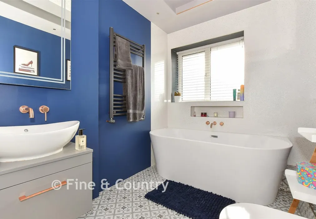 Bathroom - Queens Road, Newport, Isle of Wight - Wards of Kent
