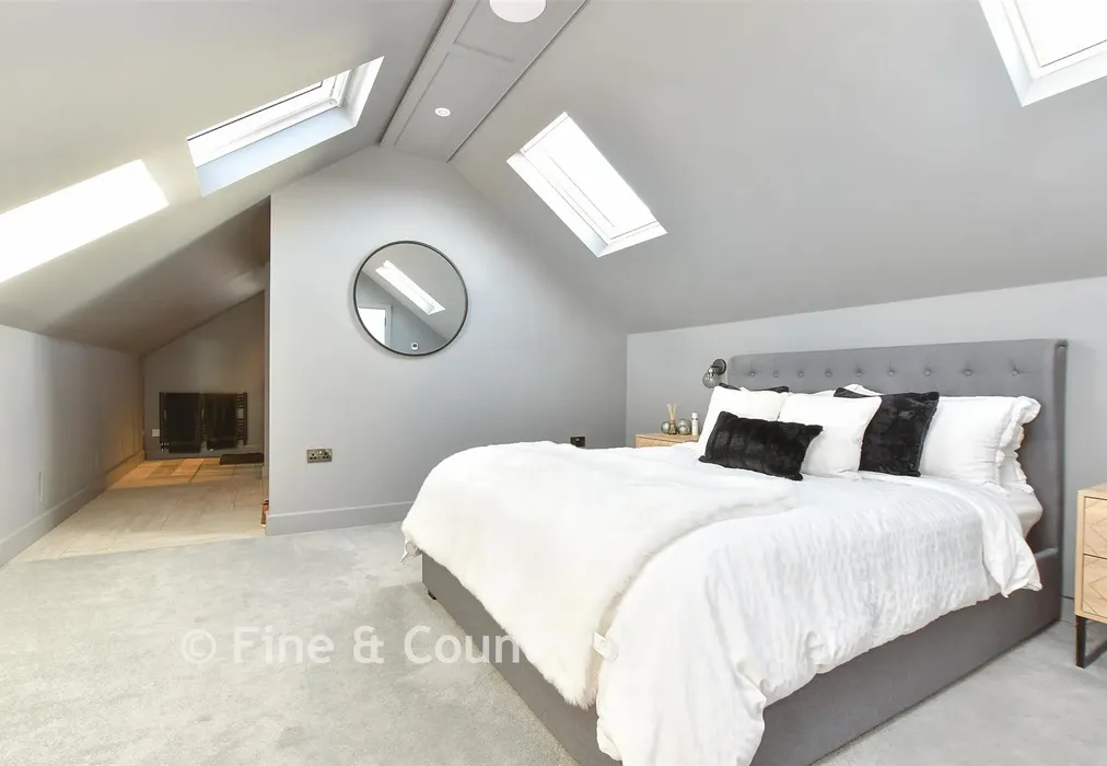 Bedroom 1 - Queens Road, Newport, Isle of Wight - Wards of Kent