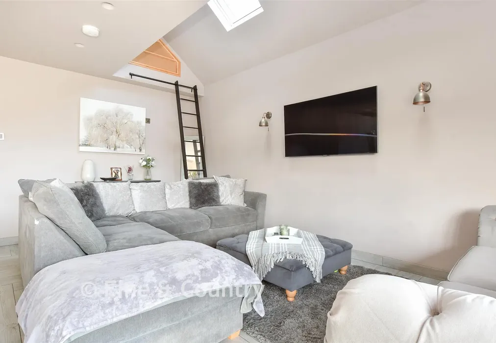 Kitchen/ Living Room - Queens Road, Newport, Isle of Wight - Wards of Kent