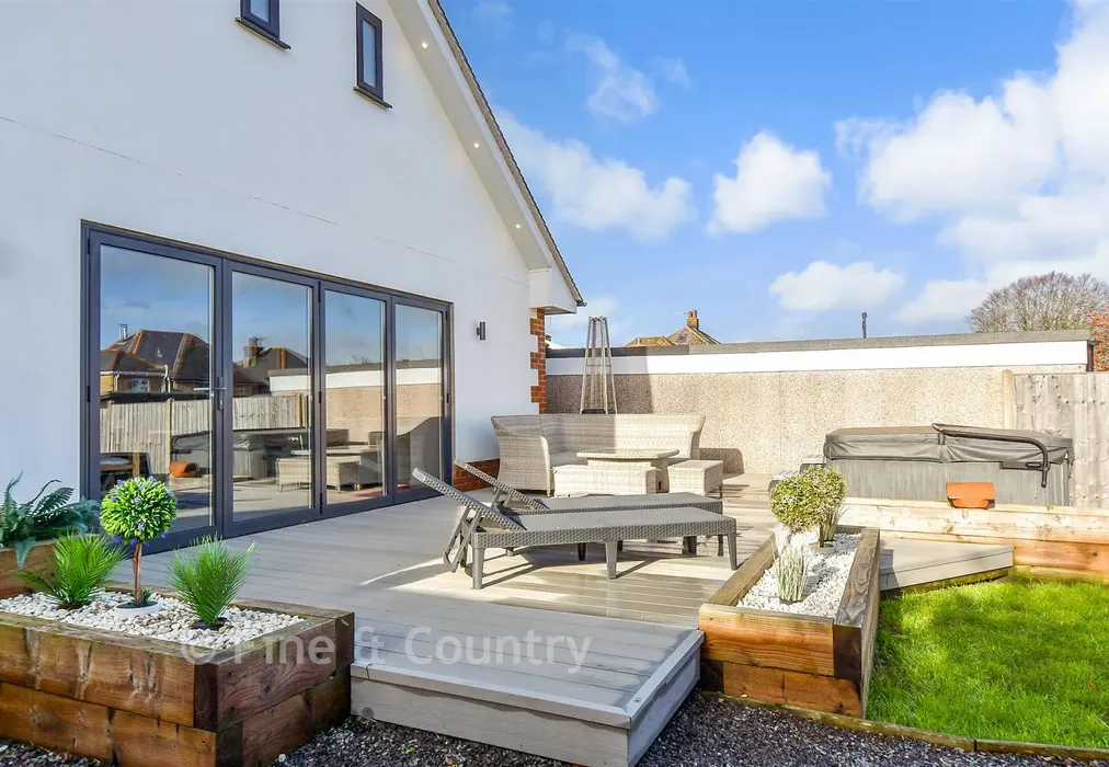 Rear Garden - Queens Road, Newport, Isle of Wight - Wards of Kent