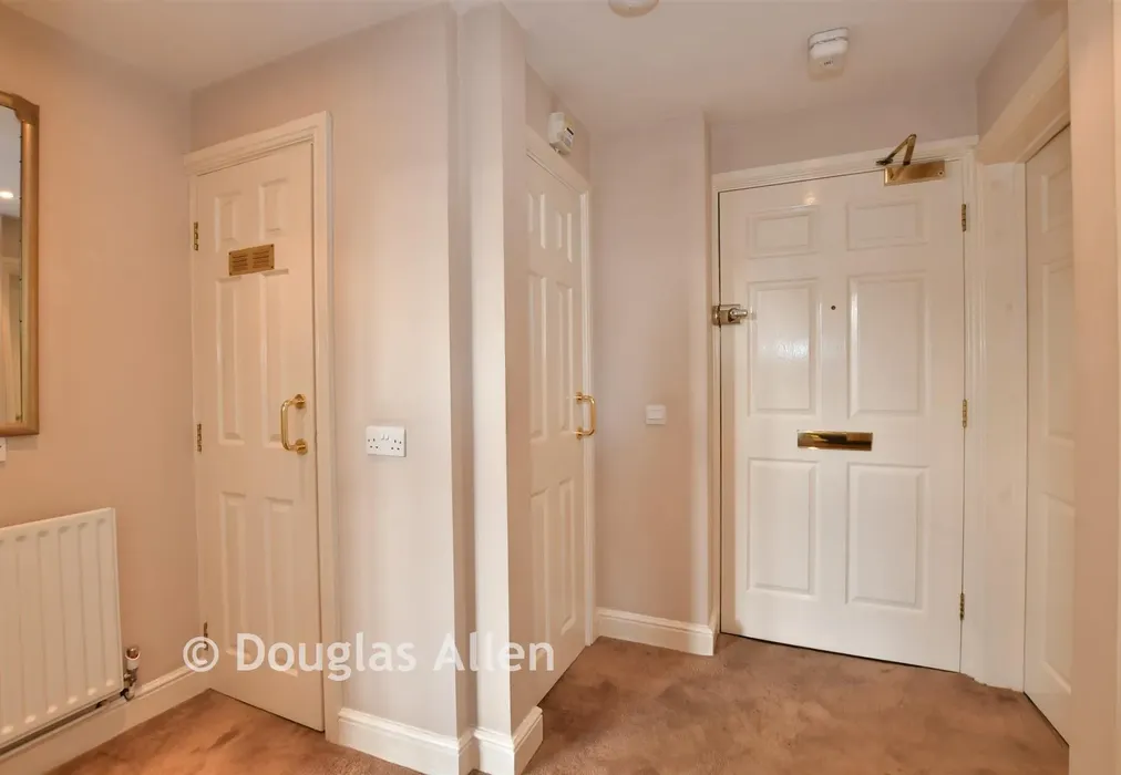 Hallway - Village Way, Barkingside, Ilford, Essex - Wards of Kent