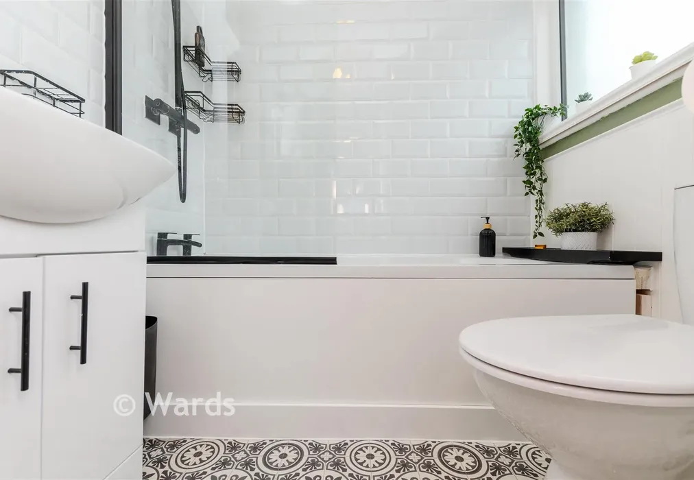Bathroom - Eynsford Road, Farningham, Dartford, Kent - Wards of Kent