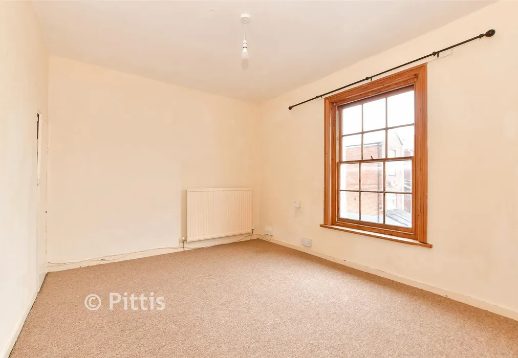 Bedroom 1 - Princes Street, Cowes, Isle of Wight - Wards of Kent