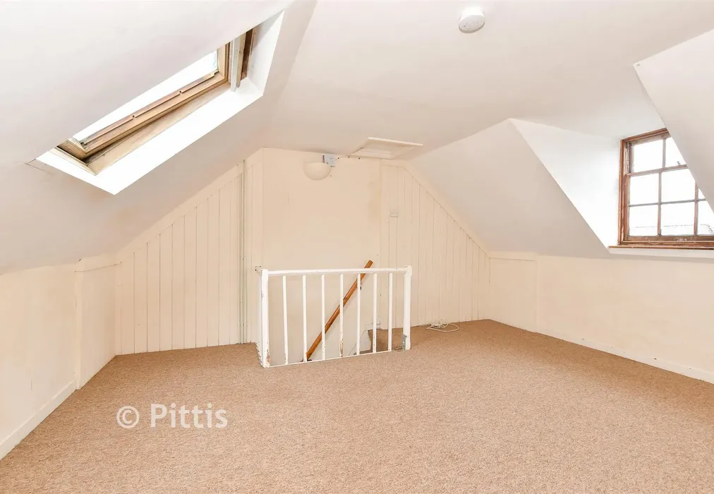 Loft Room - Princes Street, Cowes, Isle of Wight - Wards of Kent