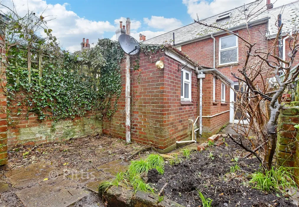 Rear Garden - Princes Street, Cowes, Isle of Wight - Wards of Kent