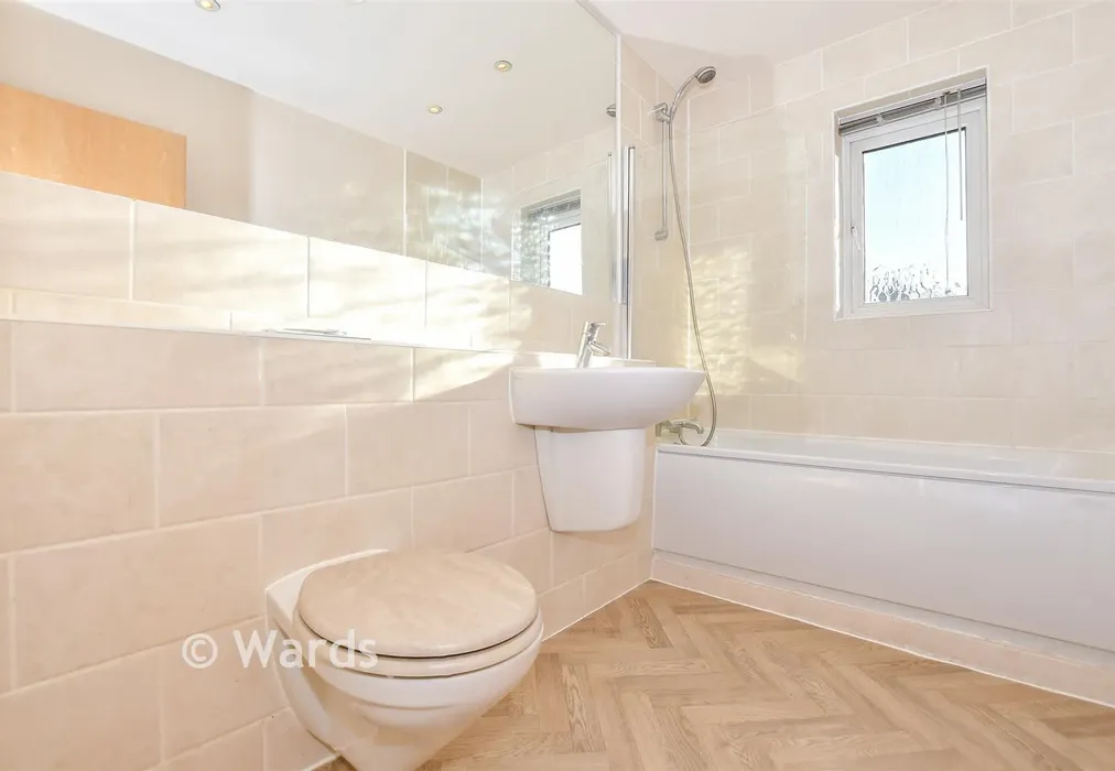 Bathroom - New Hythe Lane, Larkfield, Kent - Wards of Kent
