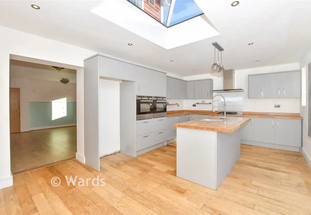 Kitchen - New Hythe Lane, Larkfield, Kent - Wards of Kent