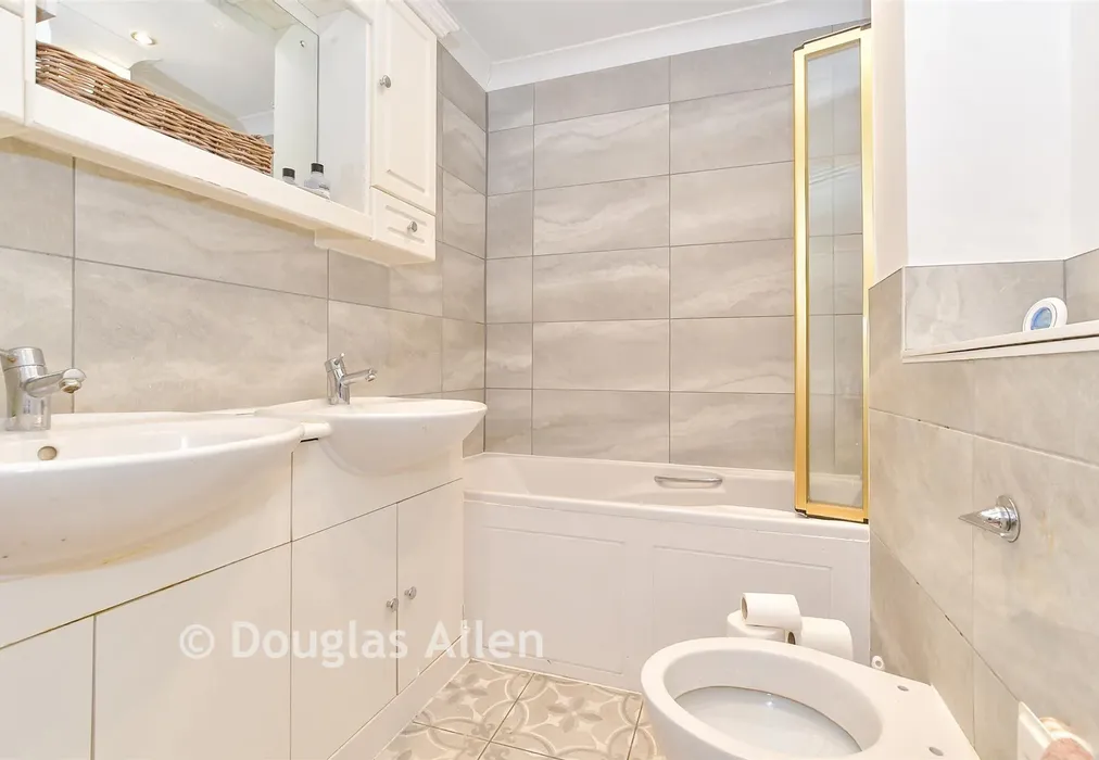 En-Suite - Woodford Road, London - Wards of Kent
