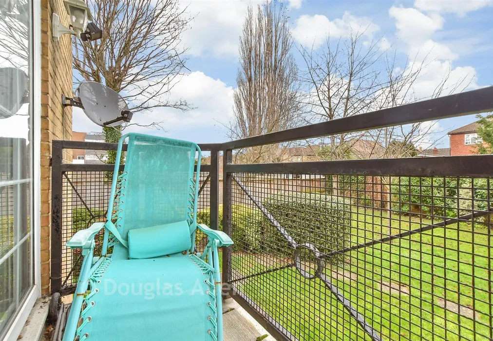 Balcony / Terrace - Woodford Road, London - Wards of Kent