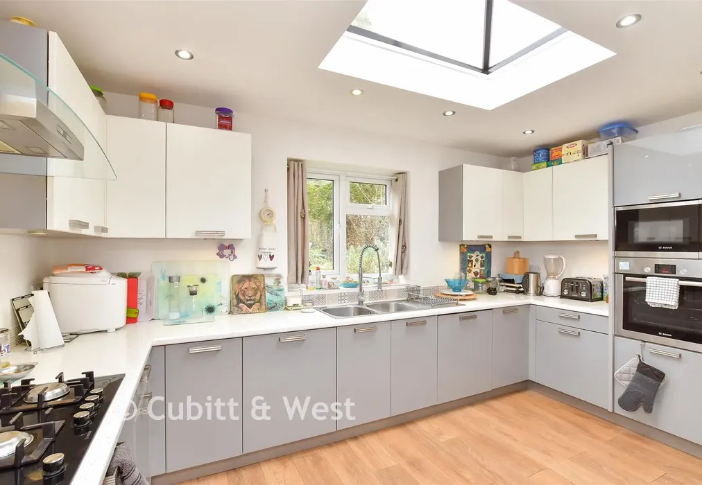 Kitchen - Braeside Avenue, Brighton, East Sussex - Wards of Kent
