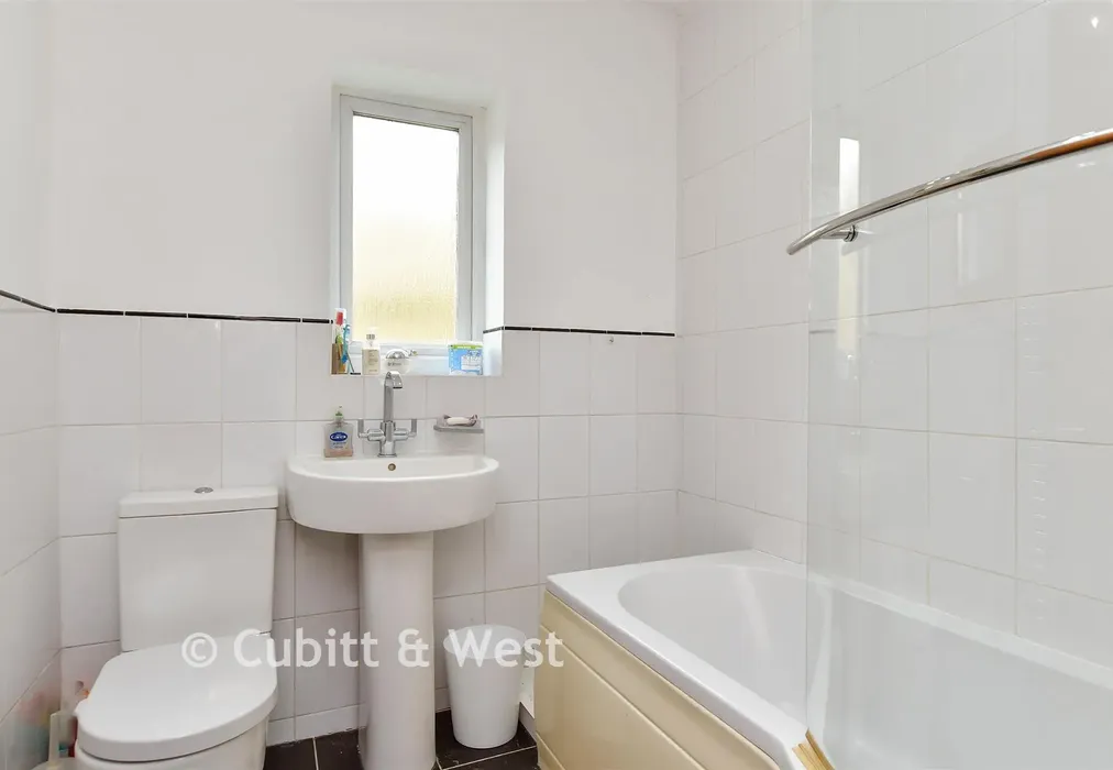 Bathroom - Braeside Avenue, Brighton, East Sussex - Wards of Kent