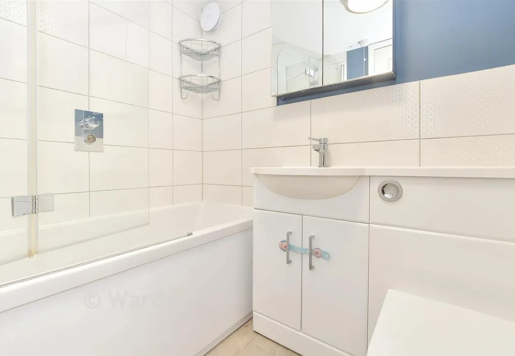 Bathroom - Dymchurch Road, Hythe, Kent - Wards of Kent