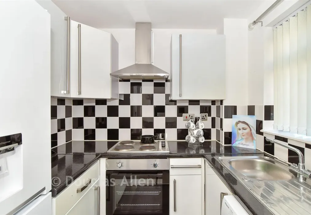 Kitchen - Chestnut Road, Vange, Basildon, Essex - Wards of Kent