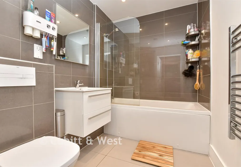 Bathroom - Mill Green Road, Mitcham Junction, Mitcham, Surrey - Wards of Kent