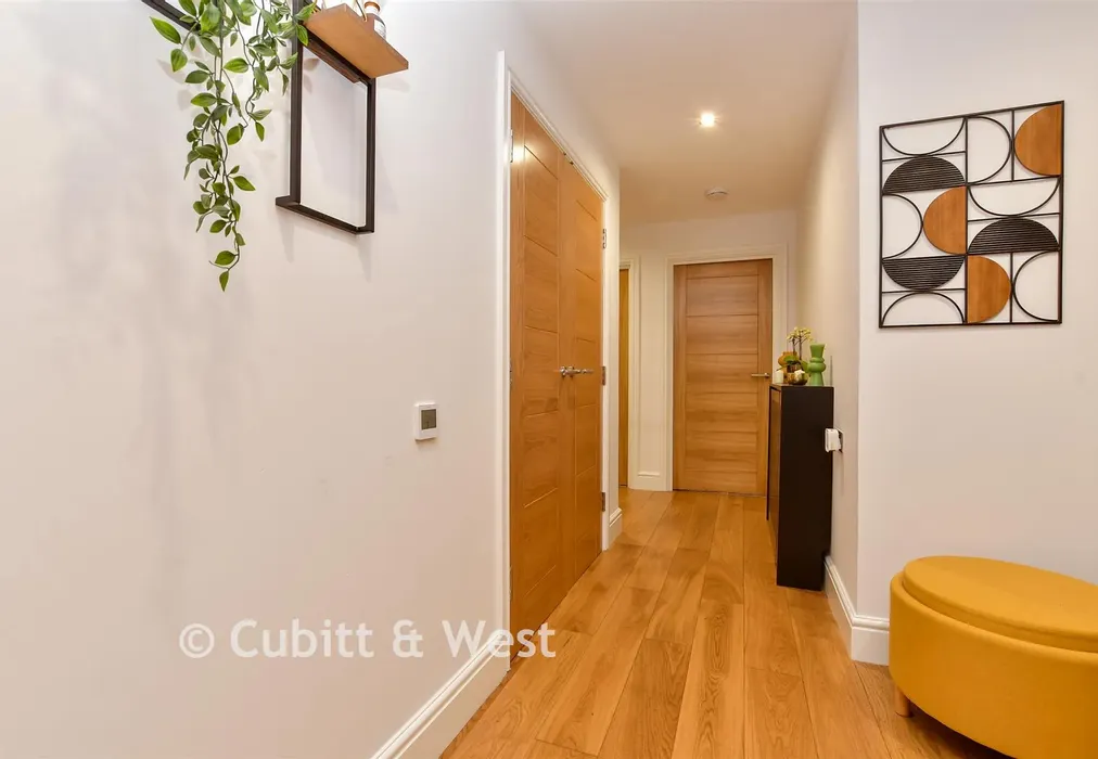 Entrance Hall - Welcomes Road, Kenley, Surrey - Wards of Kent