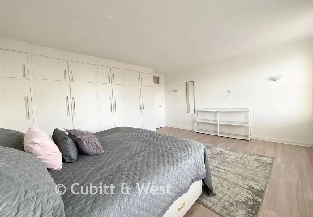 Bedroom 1 - West Parade, Worthing, West Sussex - Wards of Kent