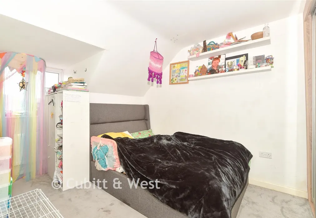 Bedroom 1 - Calvert Link, Faygate, Horsham, West Sussex - Wards of Kent