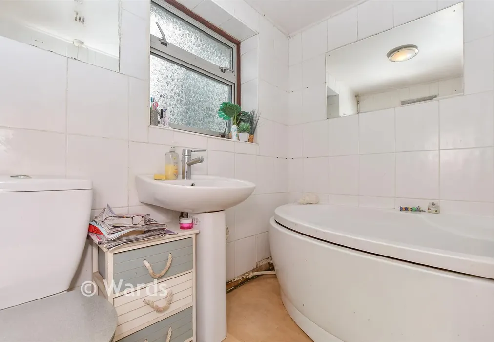 Bathroom - Park View, Sturry, Canterbury, Kent - Wards of Kent