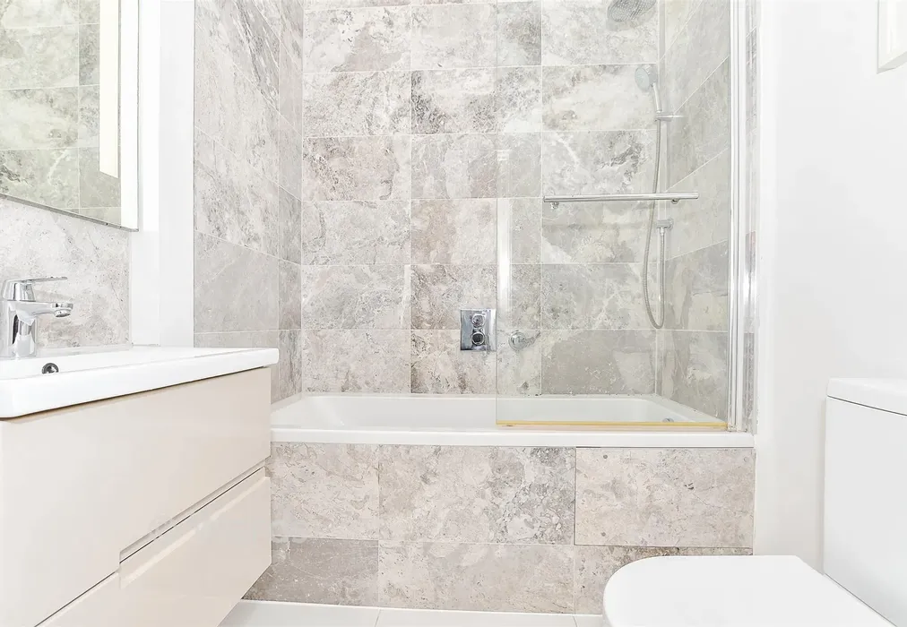 Bathroom - St. John's Road, Tunbridge Wells, Kent - Wards of Kent