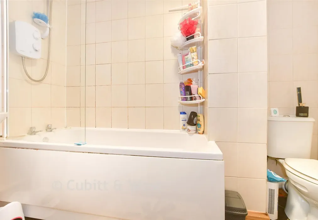 Bathroom - Kingsley Road, Horley, Surrey - Wards of Kent