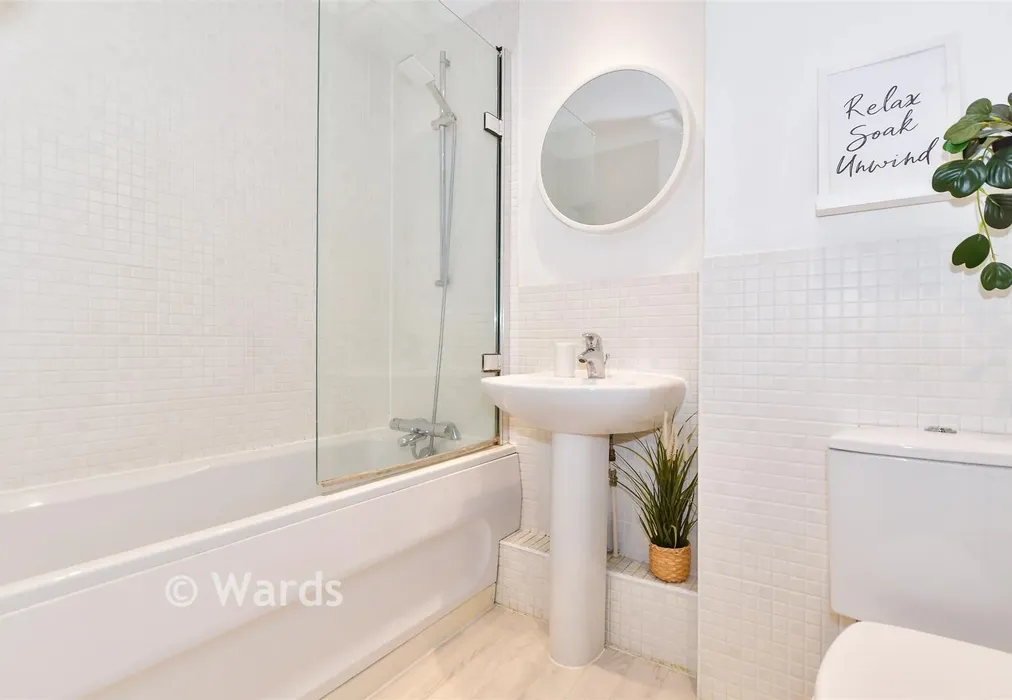 Bathroom - The Lakes, Larkfield, Kent - Wards of Kent