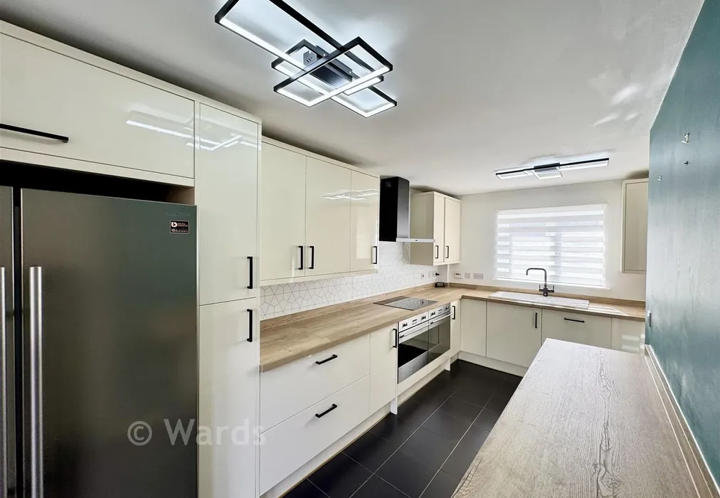 Kitchen - Hawley Drive, Leybourne, West Malling, Kent - Wards of Kent