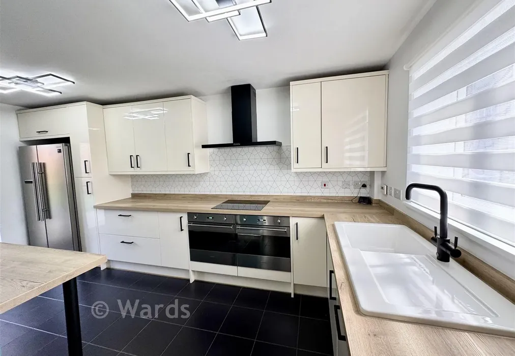 Kitchen - Hawley Drive, Leybourne, West Malling, Kent - Wards of Kent