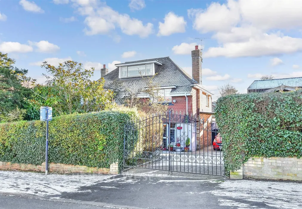 External Lifestyle Photograph - The Brow, Widley, Waterlooville, Hampshire - Wards of Kent