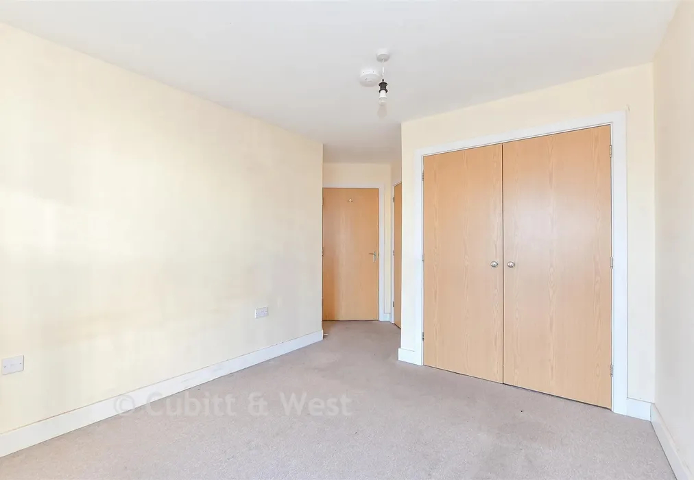 Bedroom 1 - Fratton Way, Southsea, Hampshire - Wards of Kent