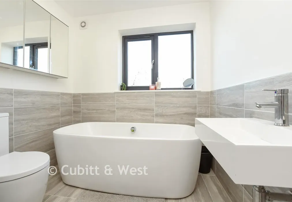 Family Bathroom - Park Road, Redhill, Surrey - Wards of Kent