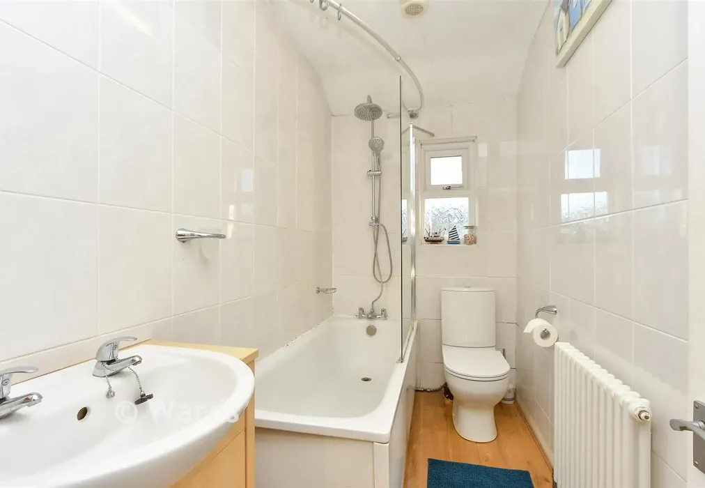 Bathroom - Mead Crescent, Dartford, Kent - Wards of Kent