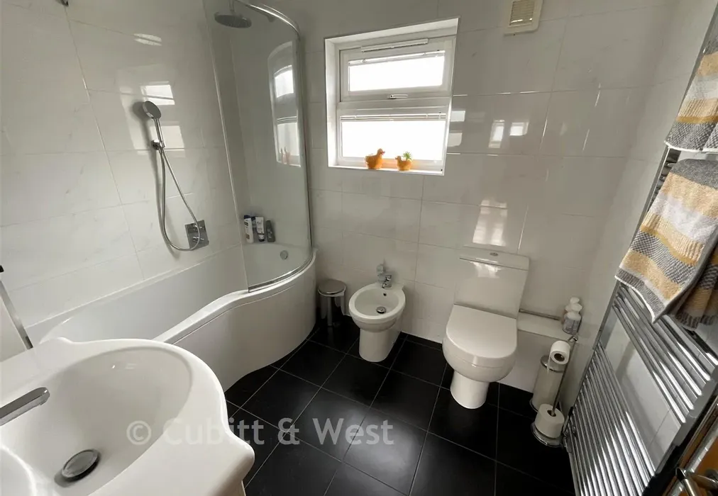 En-Suite Bathroom - Roderick Avenue, Peacehaven, East Sussex - Wards of Kent
