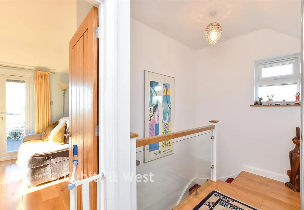 Landing - Roderick Avenue, Peacehaven, East Sussex - Wards of Kent