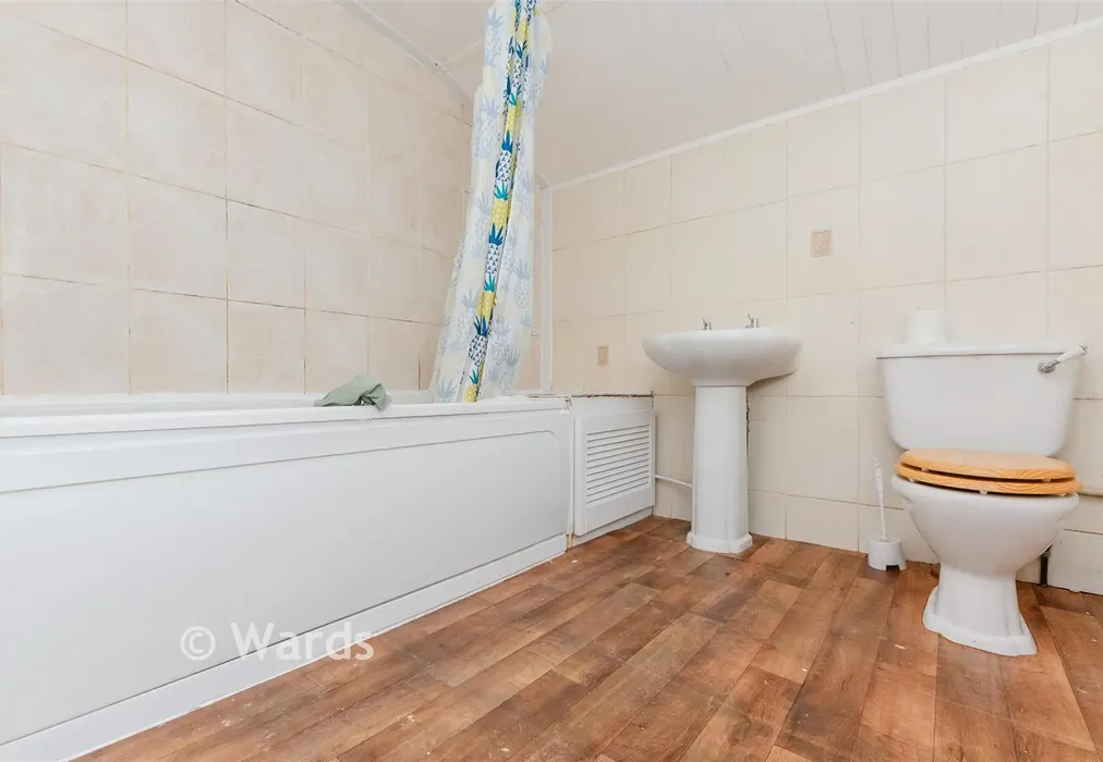 Bathroom - Balmoral Road, Gillingham, Kent - Wards of Kent