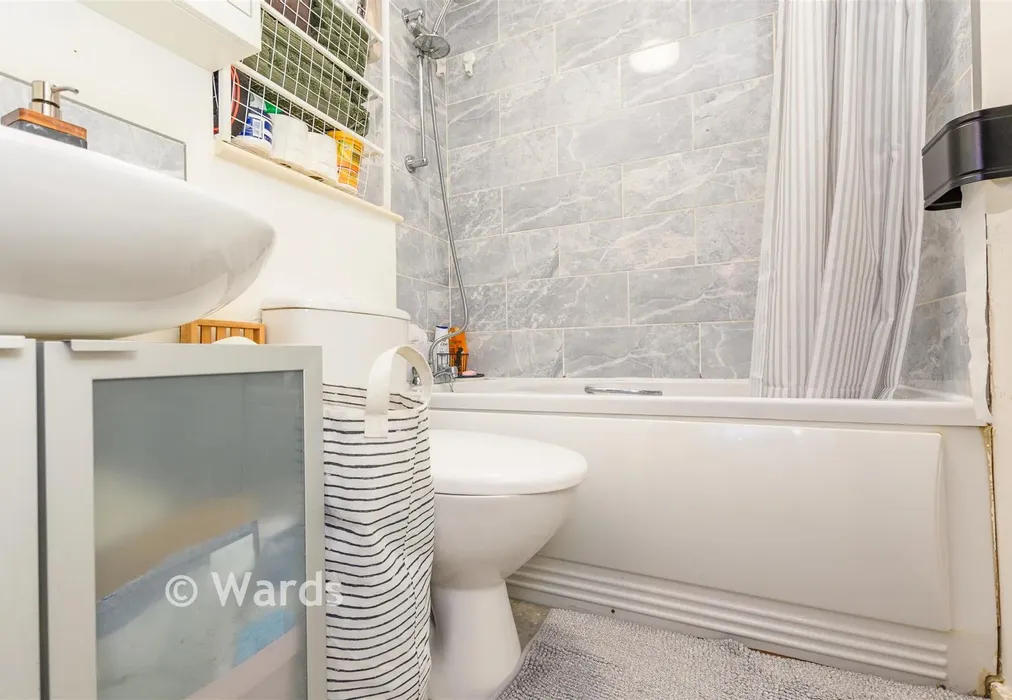 Bathroom - Osbourne Road, Dartford, Kent - Wards of Kent