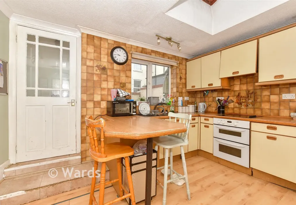 Kitchen - Whitfield Avenue, Dover, Kent - Wards of Kent