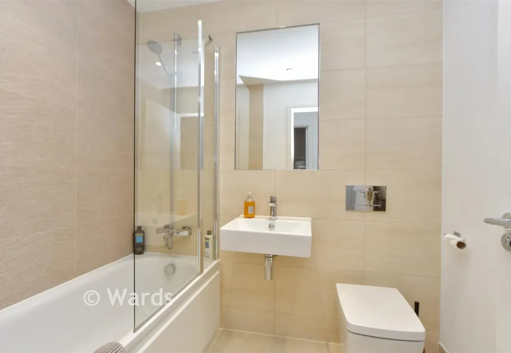 Bathroom - Pilgrims Close, Snodland, Kent - Wards of Kent