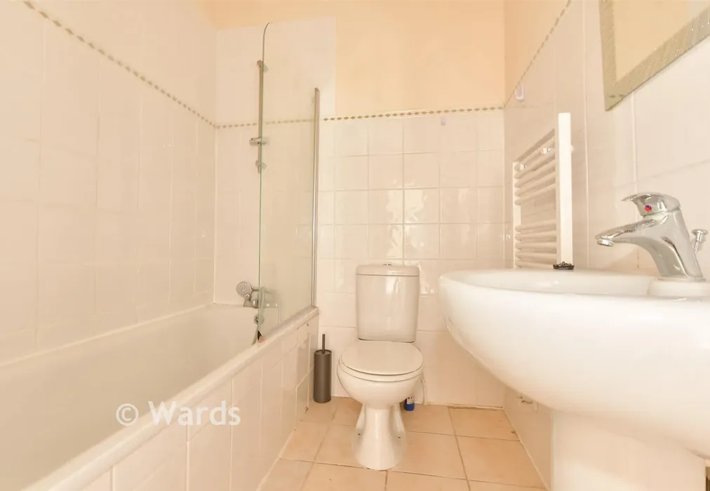 Bathroom - Rendezvous Street, Folkestone, Kent - Wards of Kent