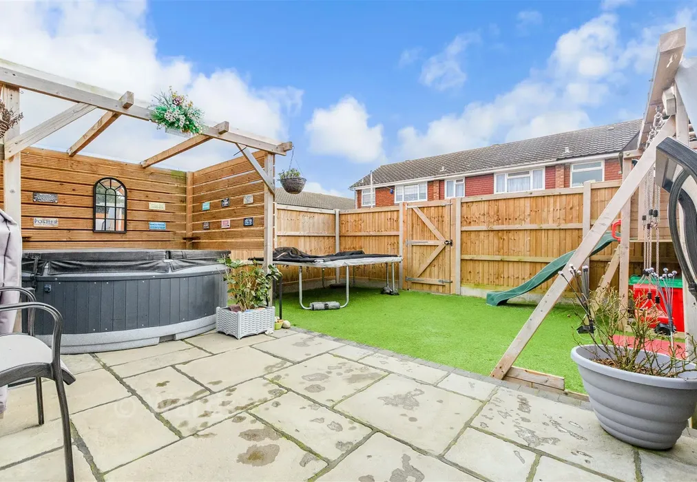 Rear Garden - Wall Close, Hoo, Rochester, Kent - Wards of Kent