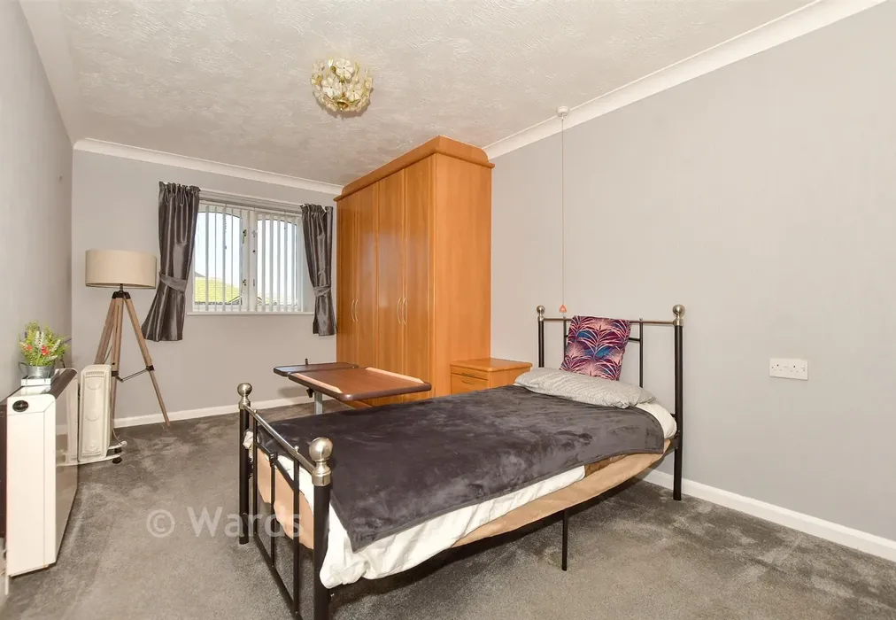 Bedroom 1 - The Bayle, Folkestone, Kent - Wards of Kent