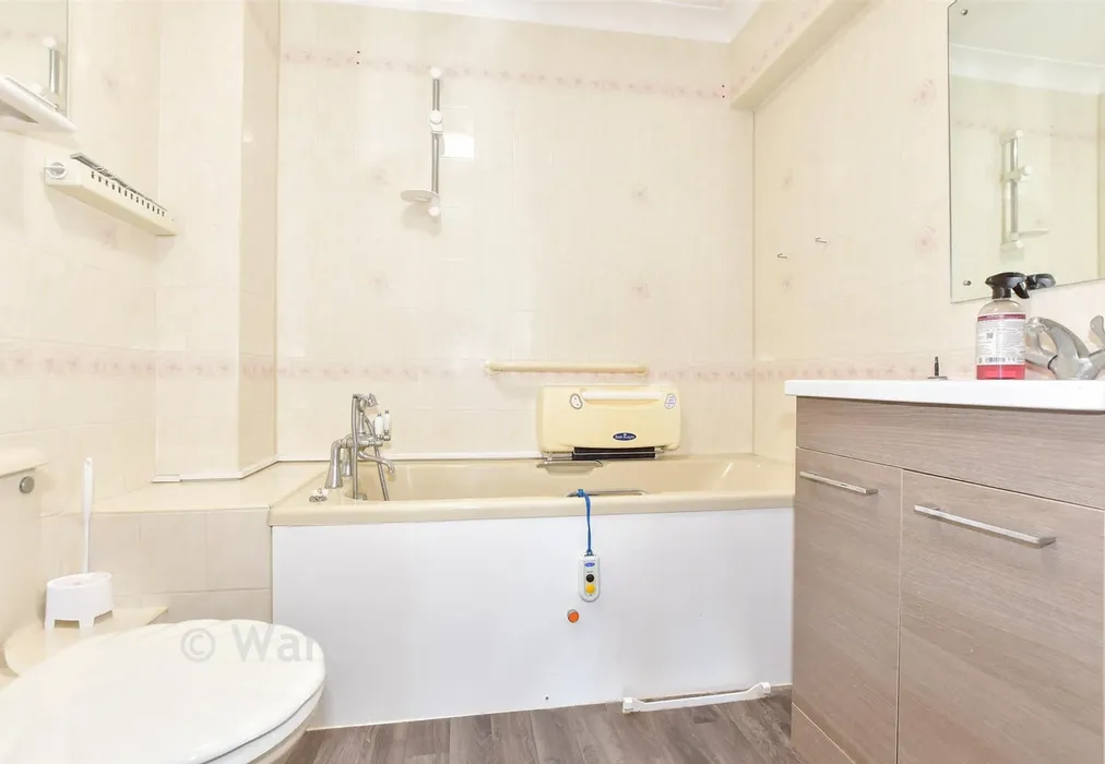 Bathroom - The Bayle, Folkestone, Kent - Wards of Kent