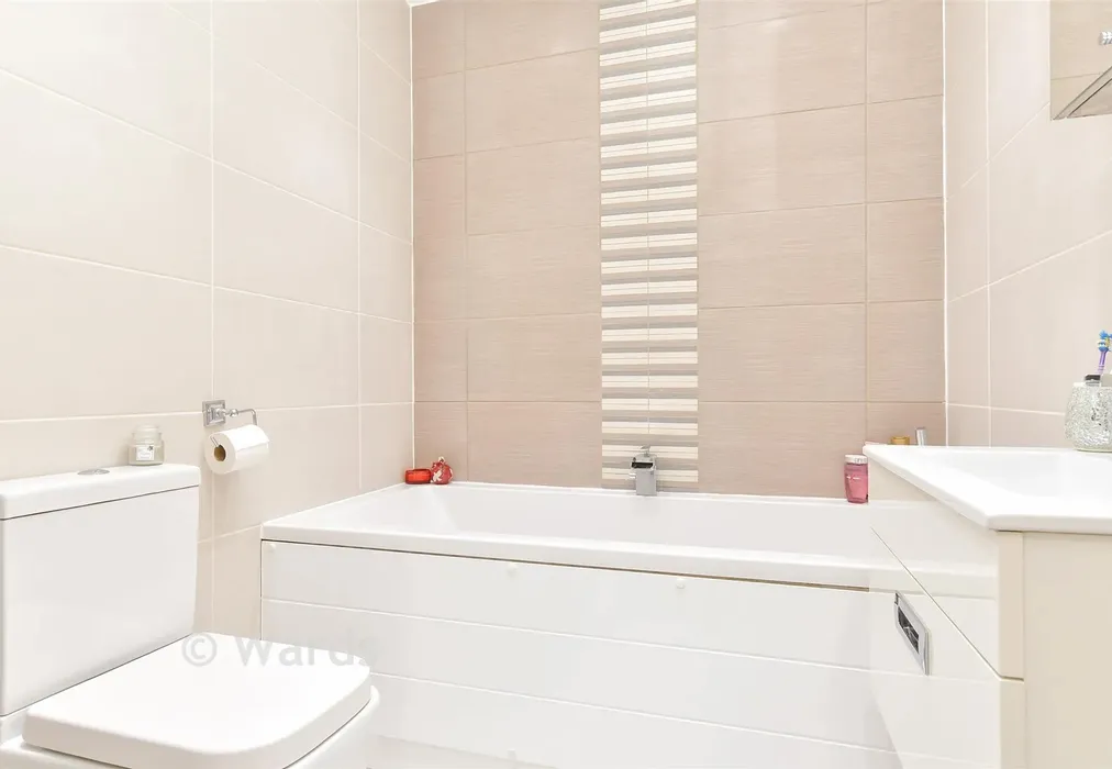 Bathroom - Whitstable Road, Faversham, Kent - Wards of Kent