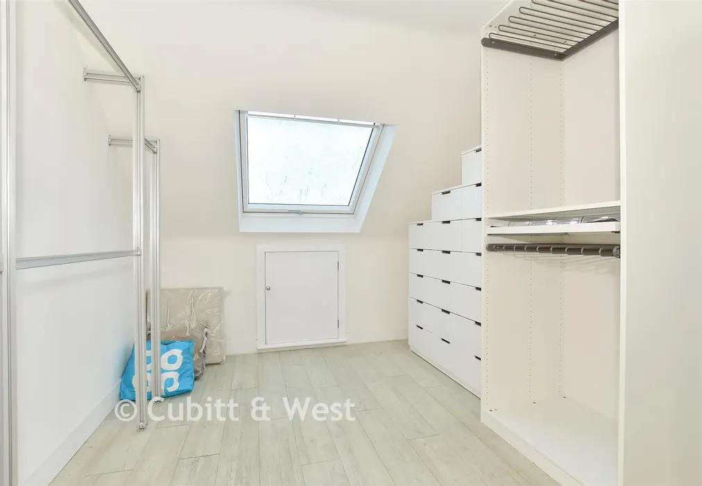 Dressing Room - Pinova Close, Crawley, West Sussex - Wards of Kent