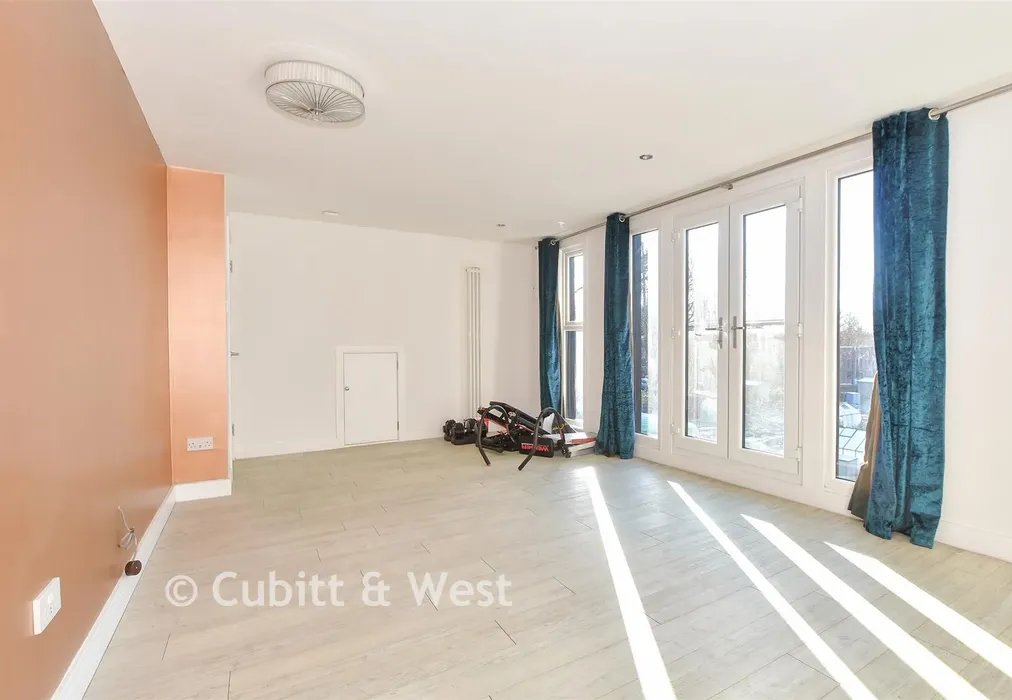 Bedroom 1 - Pinova Close, Crawley, West Sussex - Wards of Kent