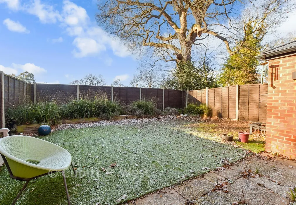 Rear Garden - Pinova Close, Crawley, West Sussex - Wards of Kent