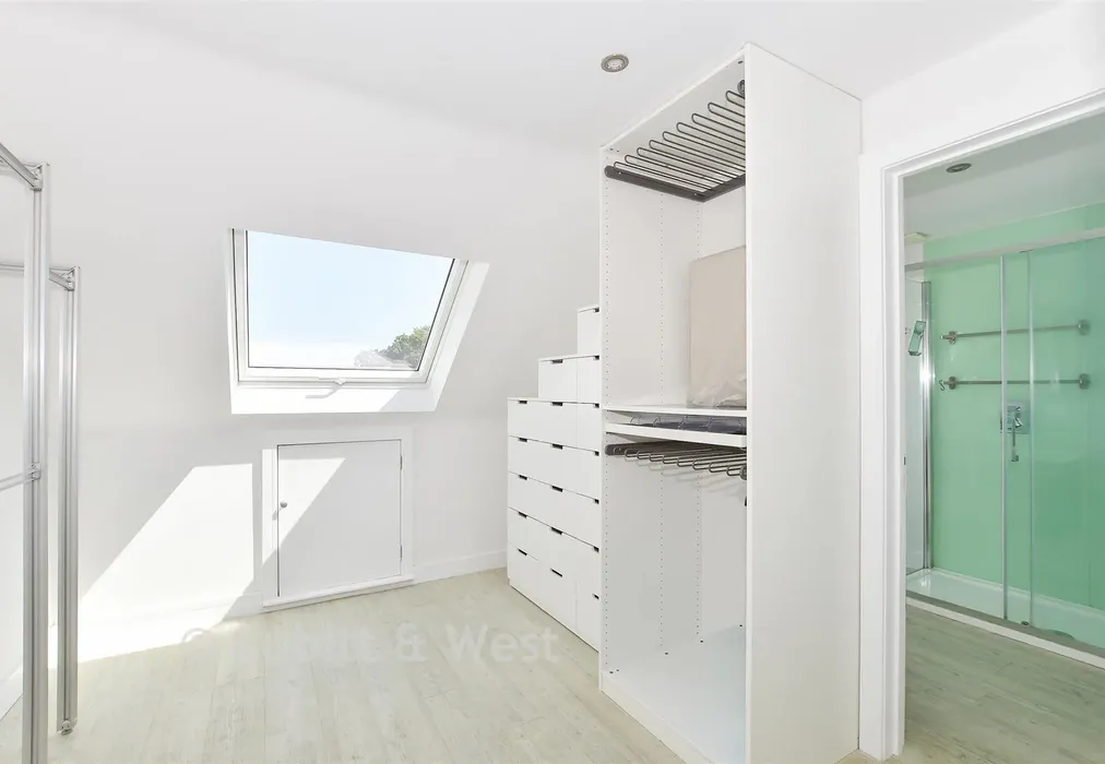 Dressing Room - Pinova Close, Crawley, West Sussex - Wards of Kent