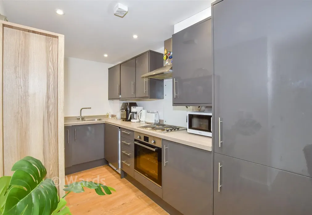 Kitchen - Queen Anne Road, Maidstone, Kent - Wards of Kent