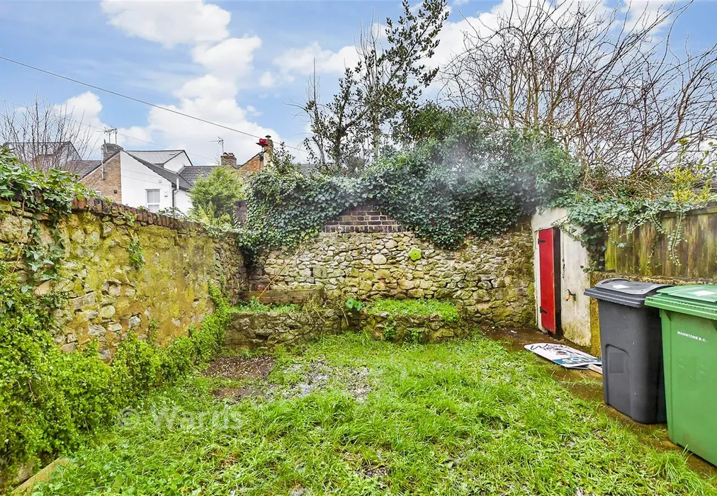 Bedroom 1 - Warwick Place, Maidstone, Kent - Wards of Kent